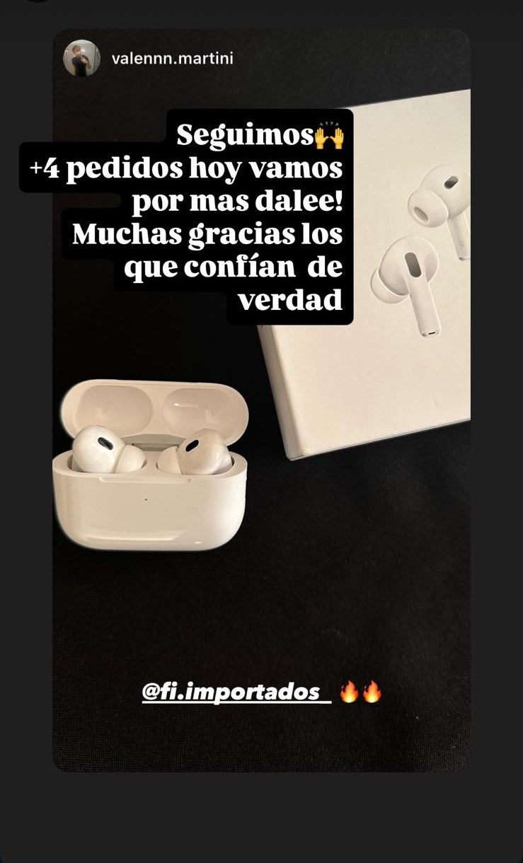 Cliente mostrando sus AirPods Pro recibidos y agradeciendo la confianza
