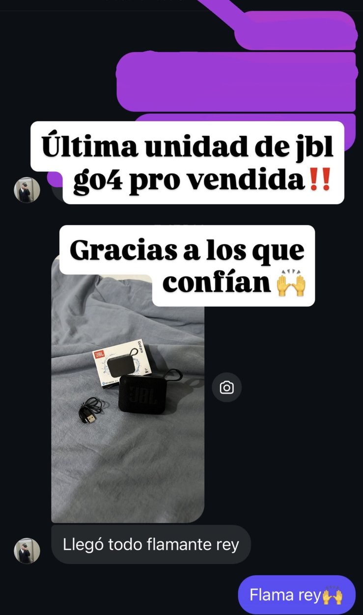 Cliente mostrando el parlante JBL GO4 Pro recibido, flamante